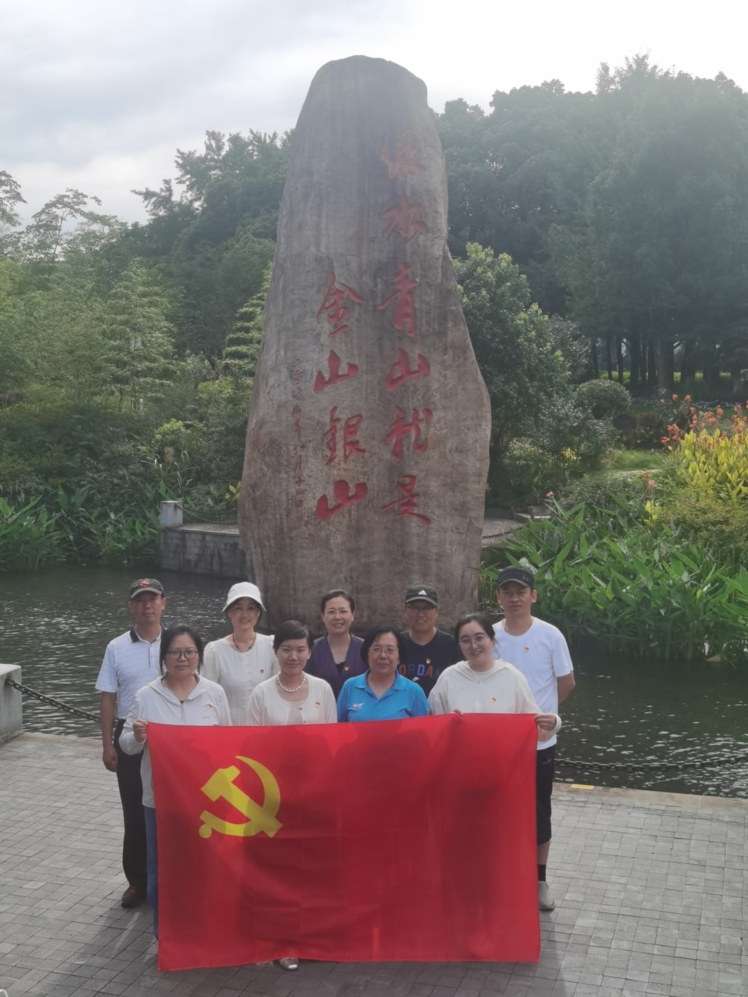 人们在船上

中度可信度描述已自动生成