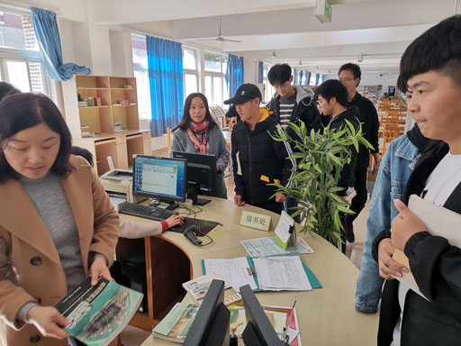 班主任指导同学们如何借书.jpg