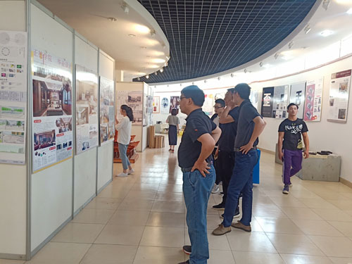 参观展厅的老师 (2).jpg 参观展厅的老师 (2).jpg