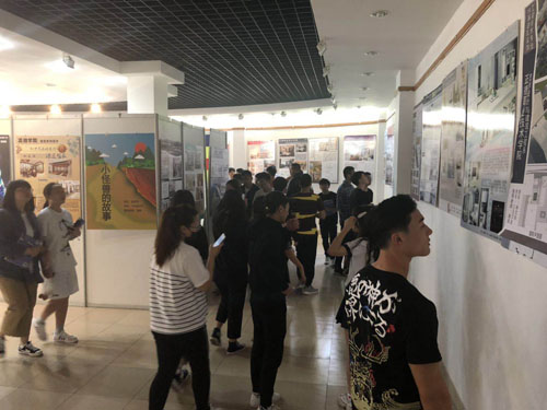 参观展厅的学生.jpg 参观展厅的学生.jpg
