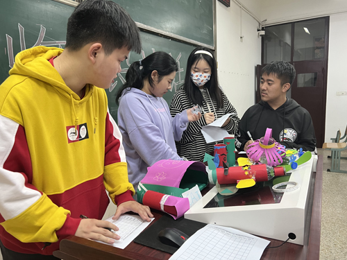 艺建系团总支开展“变废为宝”活动1.jpg 艺建系团总支开展“变废为宝”活动1.jpg