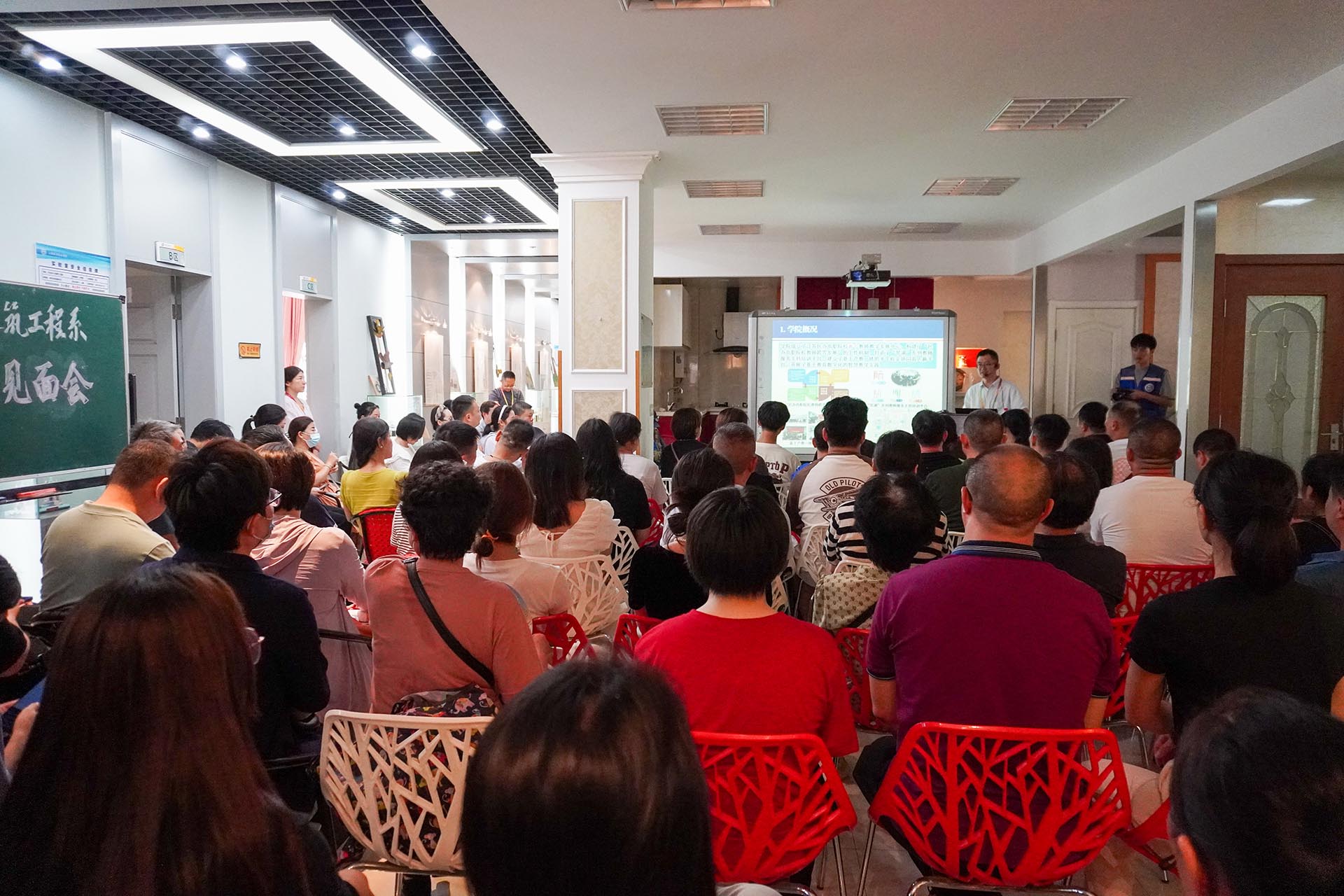 3家长会现场.jpg 3家长会现场.jpg