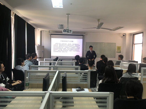 张老师讲授求职礼仪与技巧_副本.jpg 张老师讲授求职礼仪与技巧_副本.jpg