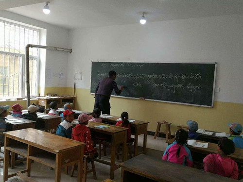 受捐助的小学生们_副本.jpg 受捐助的小学生们_副本.jpg