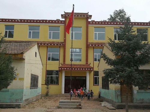 塔加小学_副本.jpg 塔加小学_副本.jpg