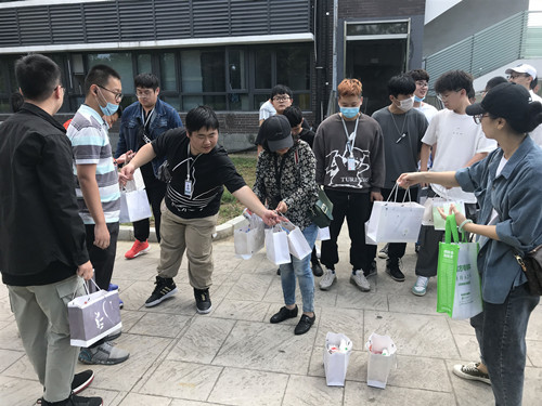 辅导员给学生送温暖_副本.jpg 辅导员给学生送温暖_副本.jpg