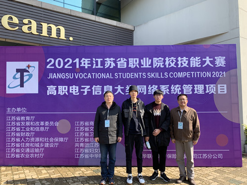 黄色直播
参赛师生获得二等奖合影_副本.jpg