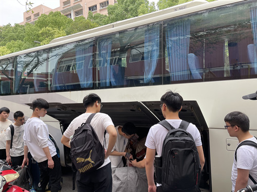 学生相互帮助搬运行李_副本.jpg
