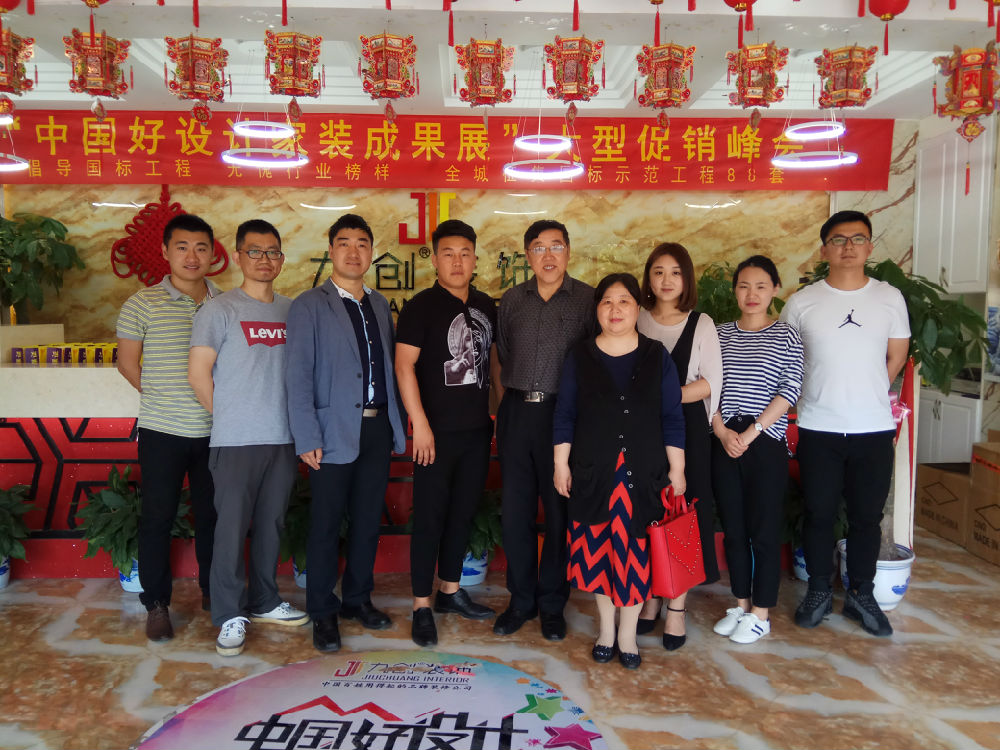 图二 谢岚一行和毕业生合影.jpg