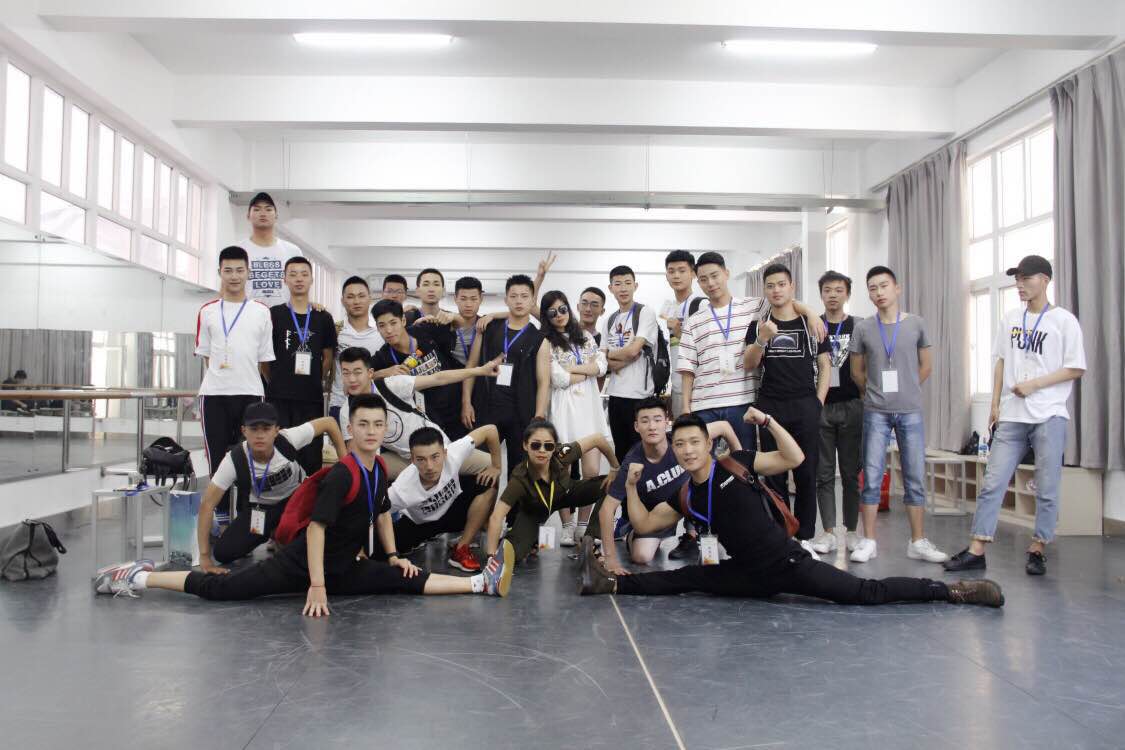 图四 参与本次展演比赛的黄色直播
师生.jpg