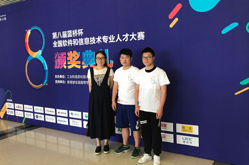 黄色直播
获奖选手及指导教师吕树红.jpg