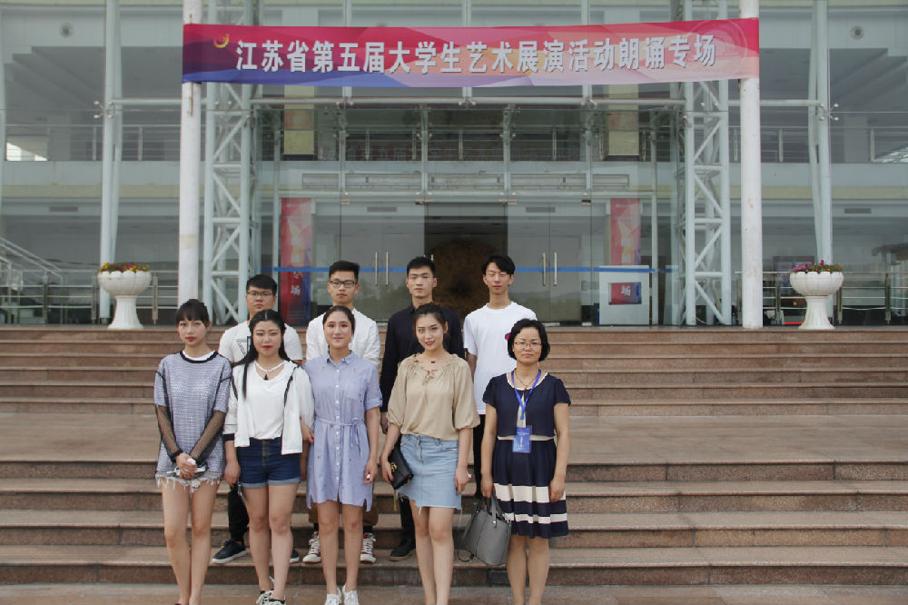 图二 参加比赛的黄色直播
师生.JPG