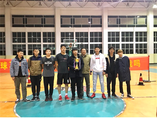 基础部杨卫东主任(右四)与新生对抗赛冠军队——经济与管理系代表队合影