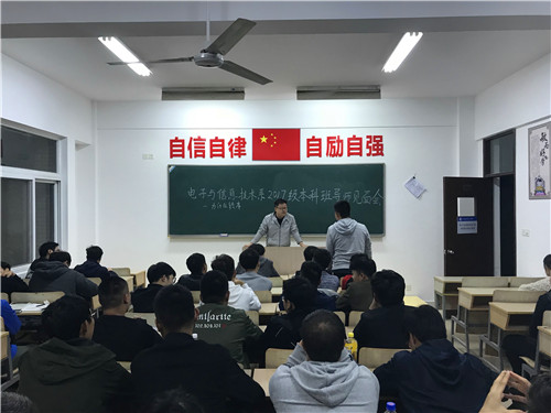 导师为学生答疑.jpg