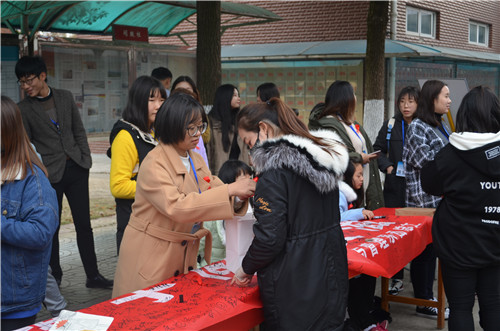 志愿者为同学佩戴红丝带 (1).jpg