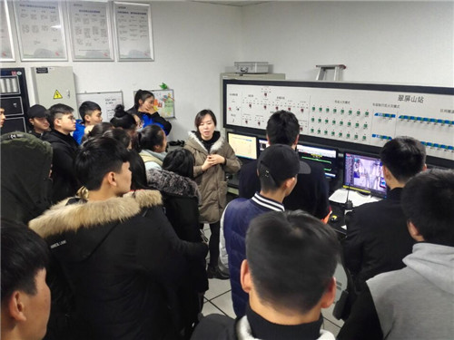 听专业人员介绍车站控制系统.jpg