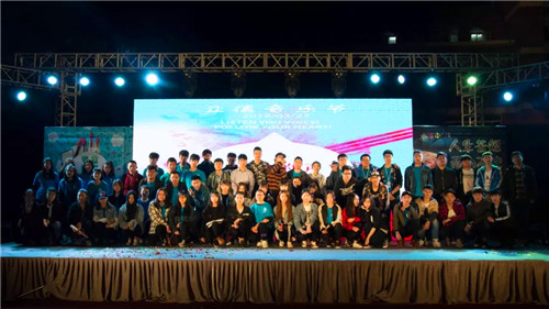 活动结束后合影留念.webp.jpg