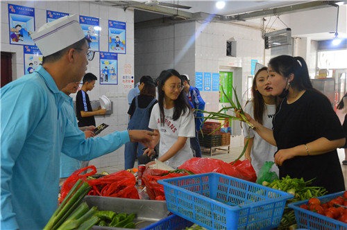 学生挑选食材.jpg