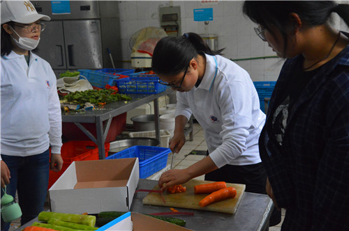 学生切菜.jpg