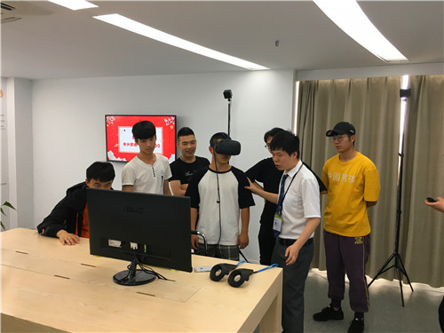 学生VR体验.jpg