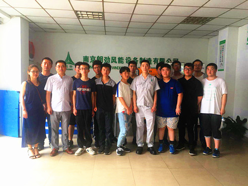 同学们与机电系毕业生合影_副本.jpg