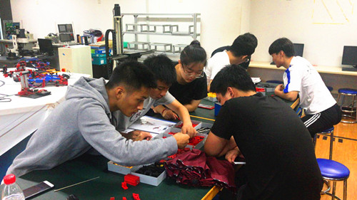 大家在南航大兴致勃勃的研究3D打印技术_副本.jpg