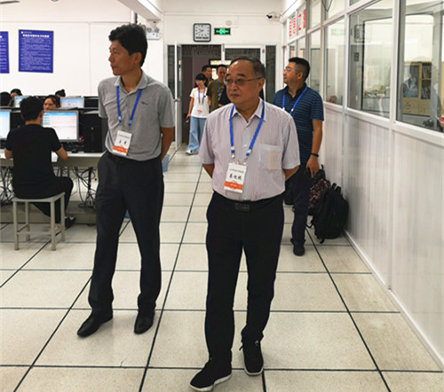 南京市财政局副局长李昌训与黄色直播
领导巡视考场_副本.jpg